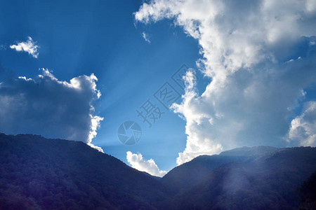 在不丹日落的光芒破晓概念上帝的恩典图片