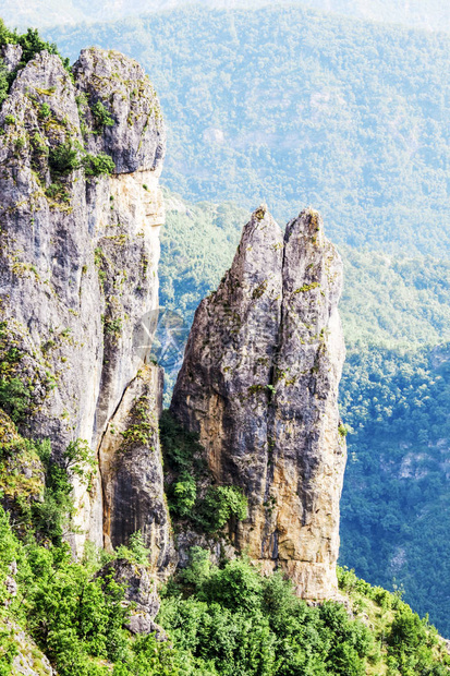 阳光明媚的日子里美丽的山景黑山阿尔巴尼亚波斯尼亚迪纳里克阿尔卑斯山巴尔干半岛可用于明信片横幅海报图片