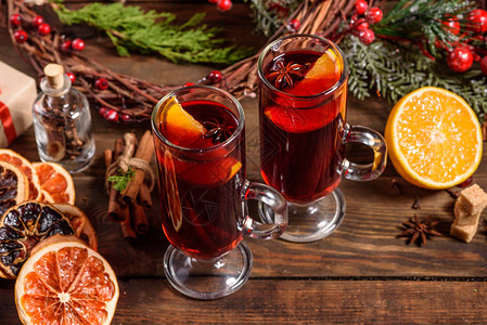 圣诞热辣味葡萄酒配有肉桂和木本背景图片