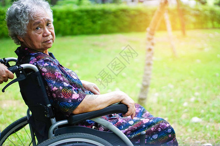 亚洲老年人或老年妇女在公园轮椅上就坐轮椅图片