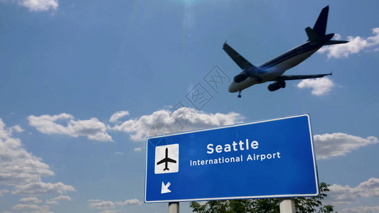 飞机剪影降落在美国华盛顿州西雅图与国际机场方向牌和蓝天的城市到达在背景中旅行旅行和运输概念图片