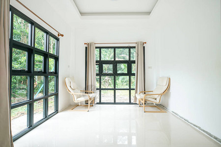现代房间里的木制椅子沙发玻璃窗帘罩图片