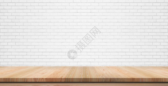 白砖墙背景上的空木桌顶柜台或架子图片