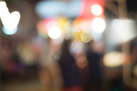 夜间节日食品摊点的抽象模糊画面背景使用图片