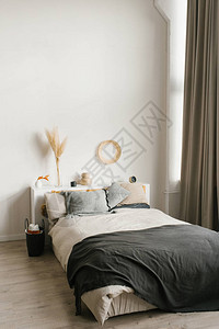 卧室的双张床灰色和白墨镜两边斯堪的纳图片