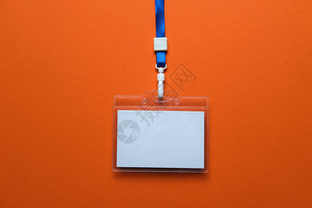 安全徽章位于色彩缤纷的熔岩ff4500背景上图片