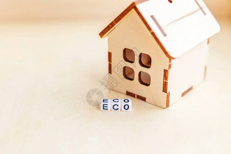 木制背景上刻有ECO字母的微型玩具模型屋生态村抽象环境背景生态零浪费社会责任回收图片