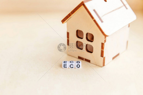 木制背景上刻有ECO字母的微型玩具模型屋生态村抽象环境背景生态零浪费社会责任回收图片