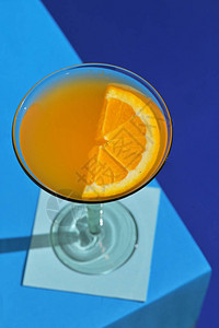 桌上的抽象橙色鸡尾酒图片