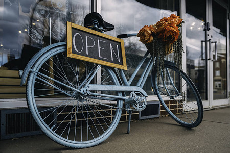 打开招牌回去工作重返工作岗位重新营业自行车商店开放的创意标志图片