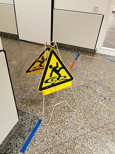 旅馆走廊地板上黄色湿地板警告图片