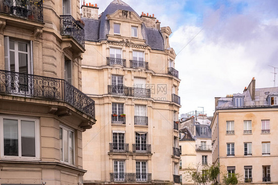 巴黎典型的外墙和窗户在马拉斯群图片