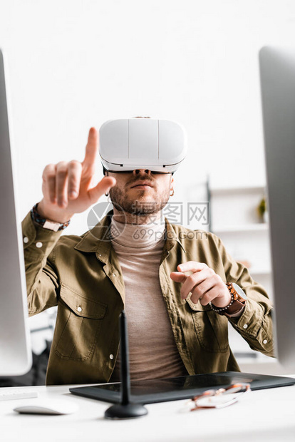 数字设计师在虚拟现实头盔中有选择焦点图片