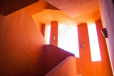 埃及ElGouna楼梯上的亮橙色墙壁图片