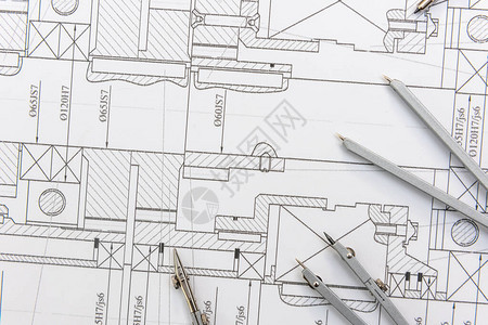 带有技术图纸和工作具的纸张图片