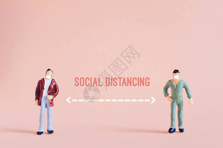 社会距离概念微型玩具人站立在公共空间至少保持1米距离图片