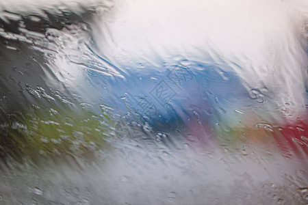 雨季在湿窗玻璃窗格表面上的雨滴抽象背景多云环境下室外模糊城市雨图片