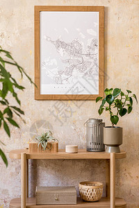 客厅的时尚组合与现代家居装饰中的设计木制控台梯子书籍植物时钟空气植物装饰垃圾墙和优图片