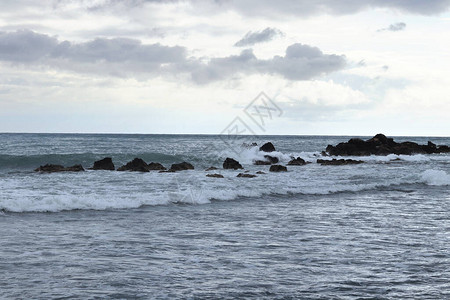 塞浦路斯帕福斯附近风暴期间的风雨如磐的大海浪拍打着从海面突出的岩石水滴飞到两米高抽象的图片