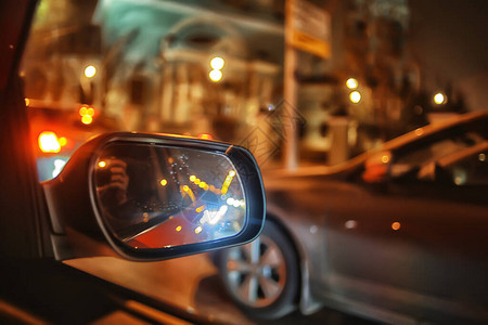 从汽车窗口对夜间城市的抽象模糊视线该城图片