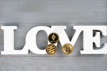 爱情铭文标志上的黄金实物比特币莱特币和以太币加密货币市场抽象概念图片