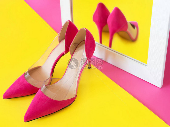 黄色和粉红色背景上的时尚粉红色高跟鞋图片