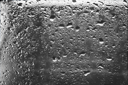 雨滴在湿雾玻璃上抽象背景雨图片