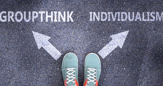集体思维和个人主义作为生活中的不同选择图片