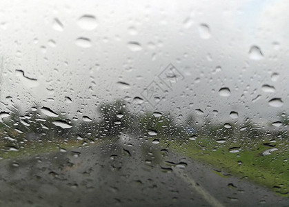 雨季抽象背景下雨滴在汽车玻璃窗上图片