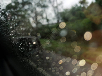 雨季抽象背景下雨滴在汽车玻璃窗上图片