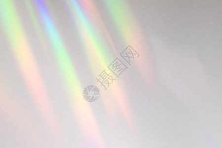 光和模型的闪光彩虹光折射纹理覆盖效果有机在白墙上投下对角全息耀斑自然图片