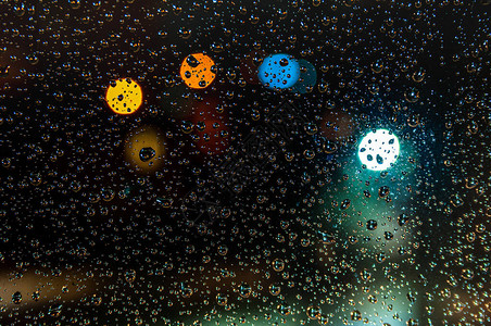 黄昏玻璃上的雨滴的抽象背景插画