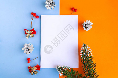 白色样机空白和彩色背景上的圣诞装饰品复制文本的空间圣诞贺卡模板圣诞快图片
