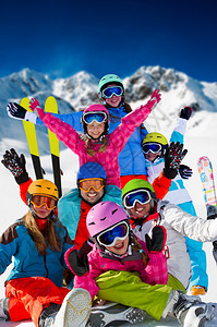 滑雪地阳光和冬天的乐趣快乐图片