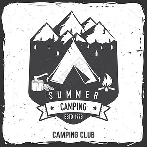 夏季露营徽章矢量图衬衫或印刷品邮票旅行徽章或T恤的概念带有露营帐篷篝火和山形轮廓的图片