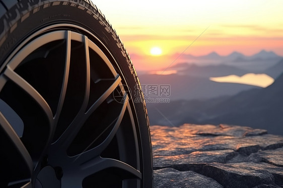 山崖边落日的轮胎特写图片