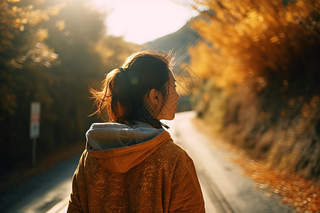 年轻女子在路上散步图片