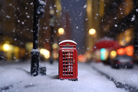 晚上雪地街道老式电话亭图片