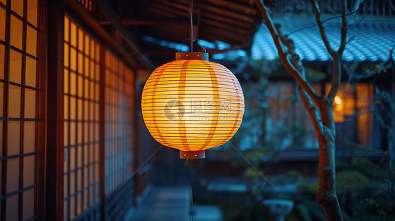 夜晚窗外一盏点亮的橙红色卡通灯笼图片