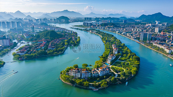 大河旁一座风景秀丽的小城图片