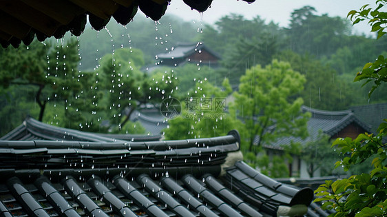 大雨中唯美的古风屋檐在流水图片