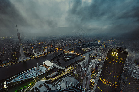 清晨阴天里的广州东塔背景图片