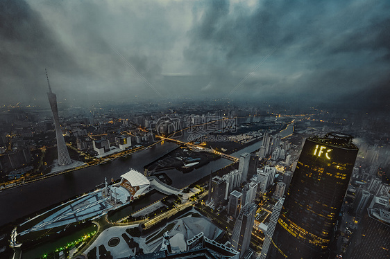 清晨阴天里的广州东塔图片