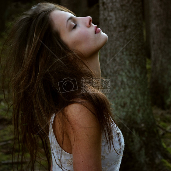 抬头闭眼冥思的女郎