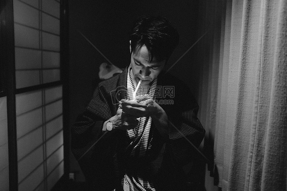 点火吸烟的男人