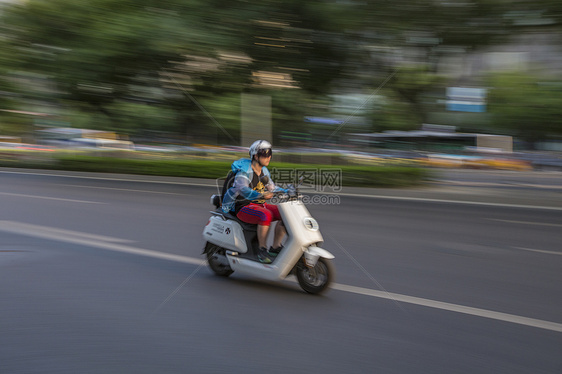 飞驰的电动车图片