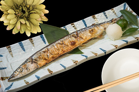 日式秋刀鱼天妇罗寿司高清图片