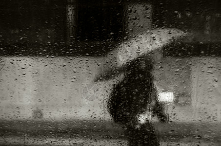 雨中打伞的行人图片