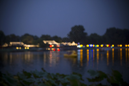 温暖模糊的夜景古城图片