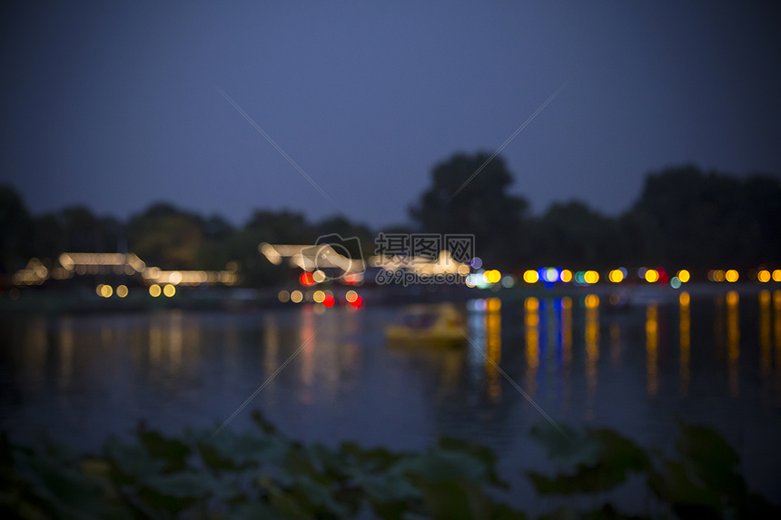 温暖模糊的夜景古城图片